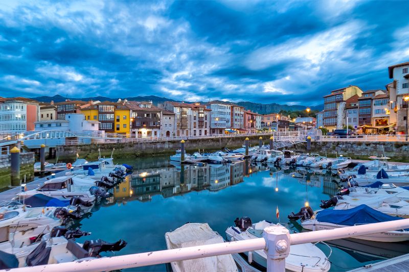 Imagen del puerto de Llanes.