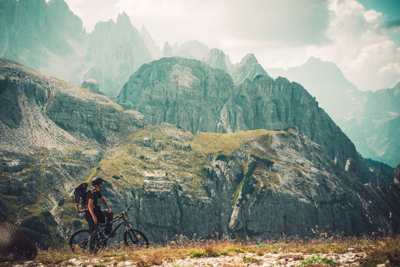 Imagen de un ciclista realizando una ruta en bici por la montaña. Las actividades de turismo activo son un reclamo de la zona.