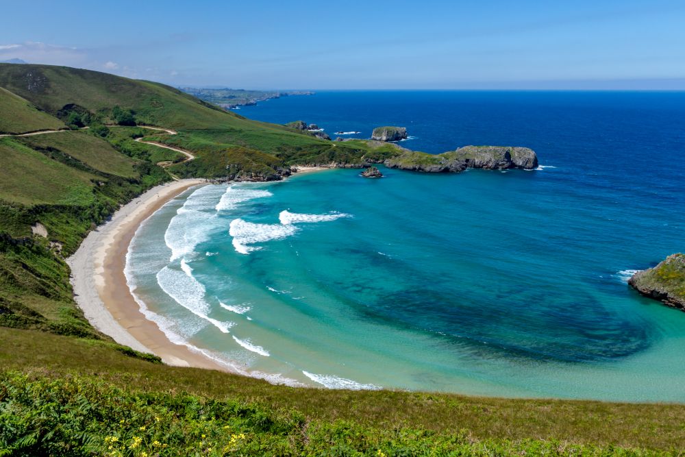 Fotografía del entorno de Casas Cobo. Es la imagen de la playa de Torimbia.